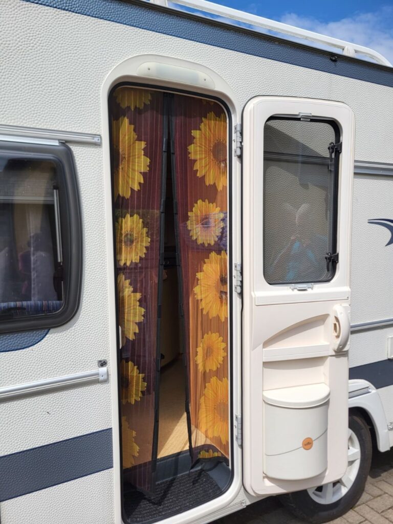 Wohnwagen Fendt bianco 495 Eingang mit Fliegengitter